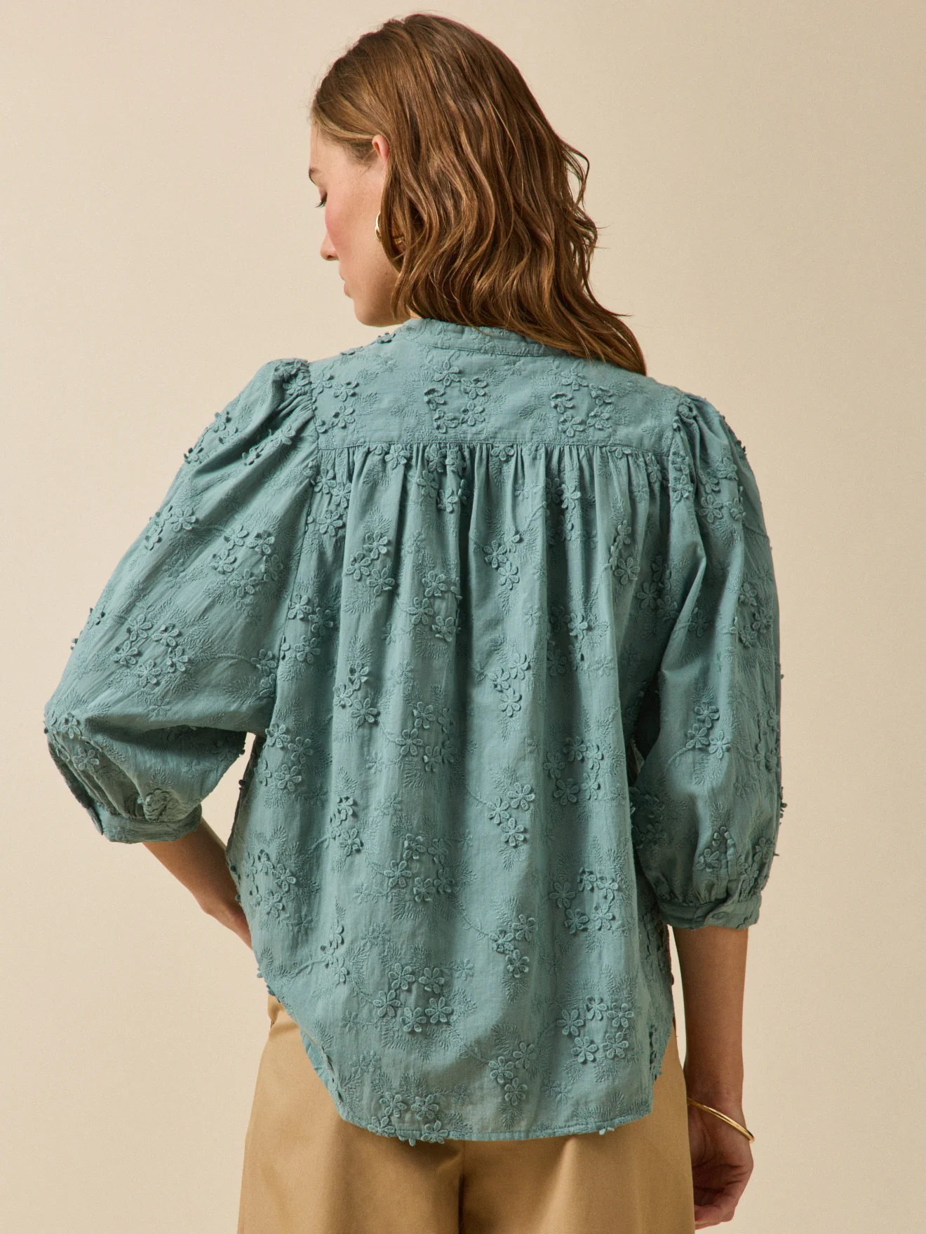 Blouse coton brodée fleurs 3D femme - Image 2