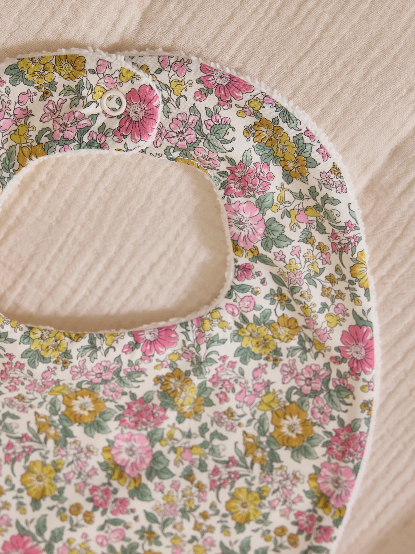 Bavoir éponge et tissu Liberty - Image 2