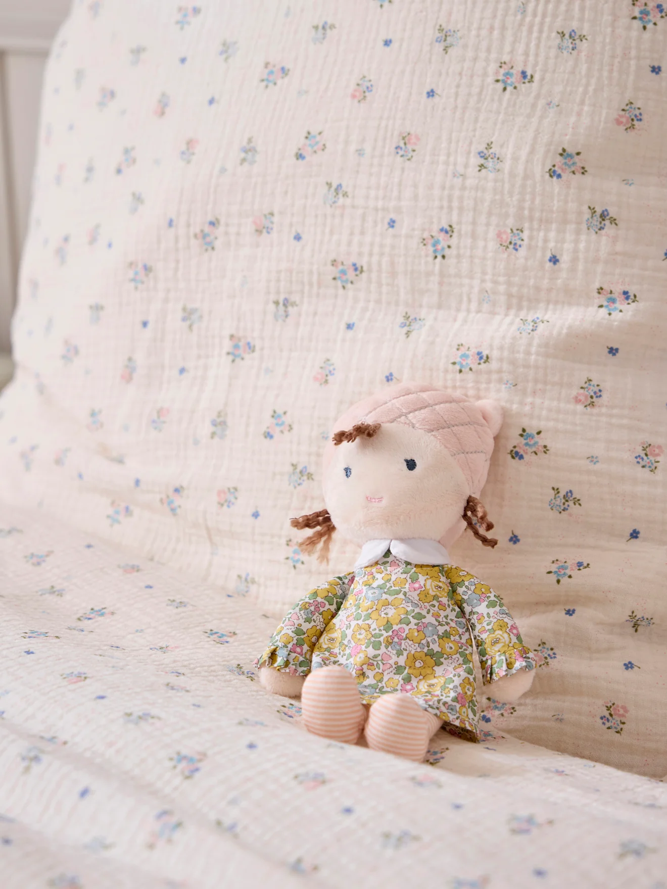 Poupée en velours et tissu Liberty - Image 2