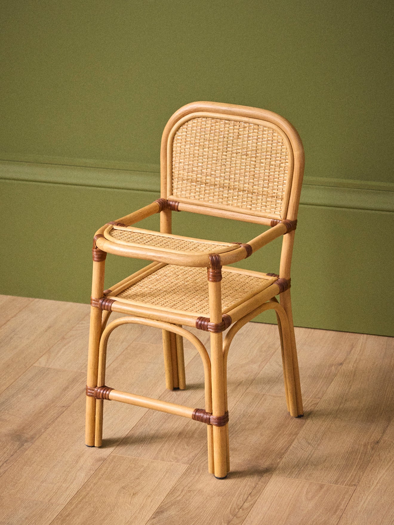 Chaise haute en rotin pour poupée