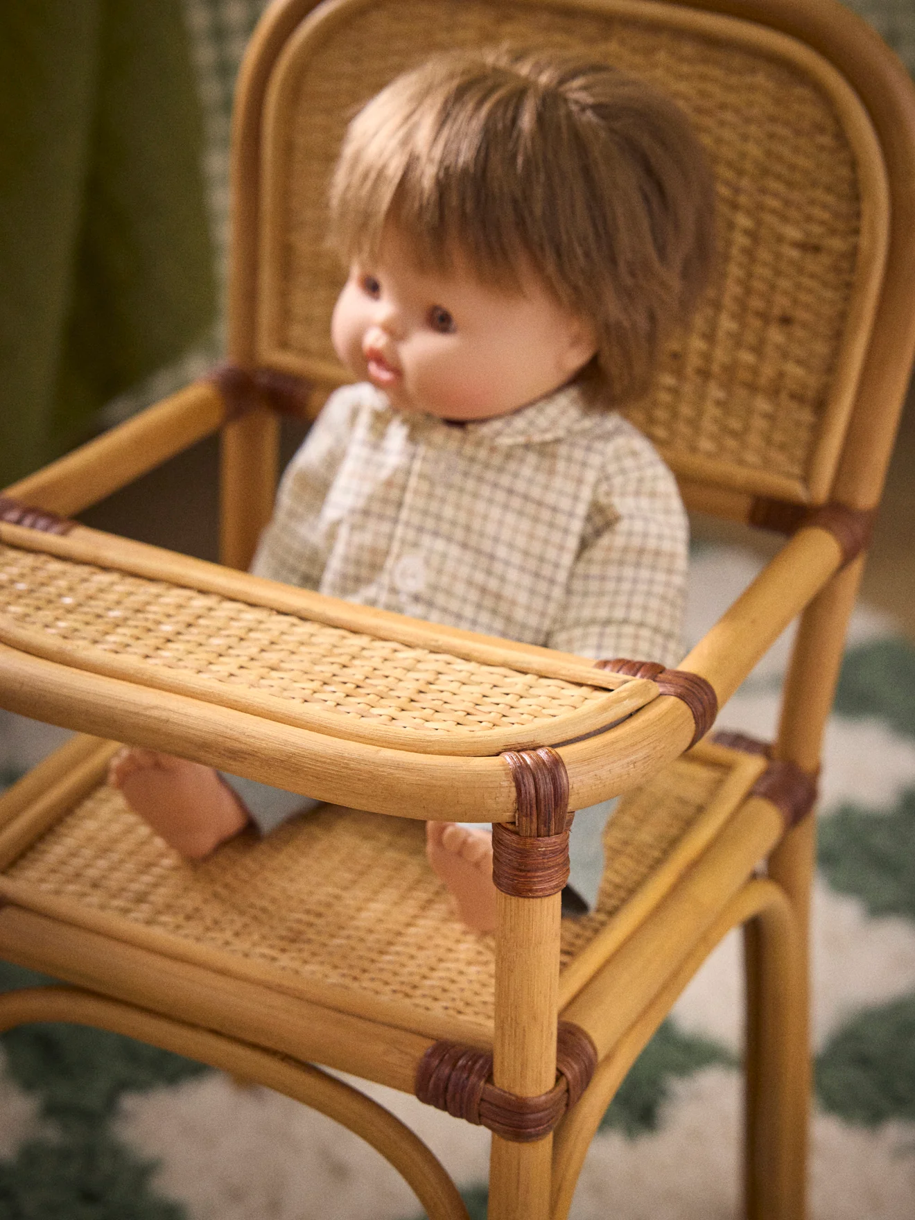 Chaise haute en rotin pour poupée - Image 5