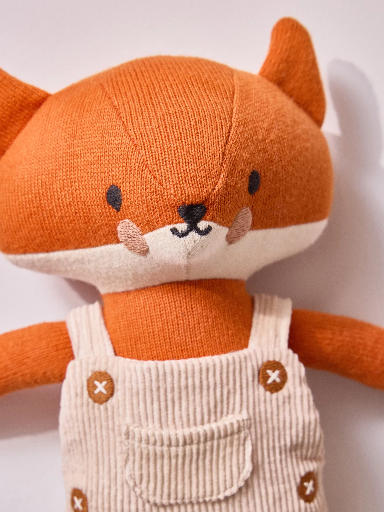 Peluche renard en tricot avec salopette velours - Image 2
