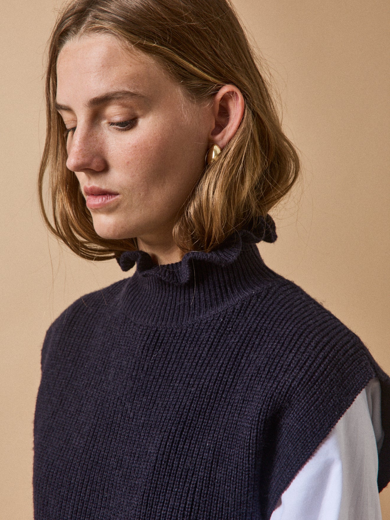 Pull sans manches col froufrou femme - Image 3