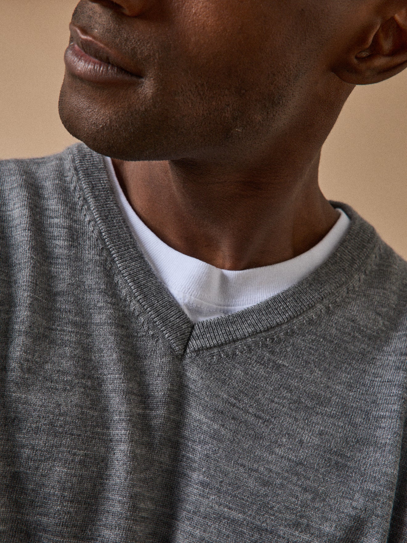 Pull fin col V laine mérinos homme - Image 3