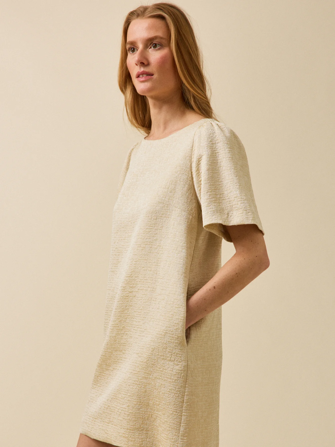 Robe courte cérémonie femme jacquard doré - Image 5