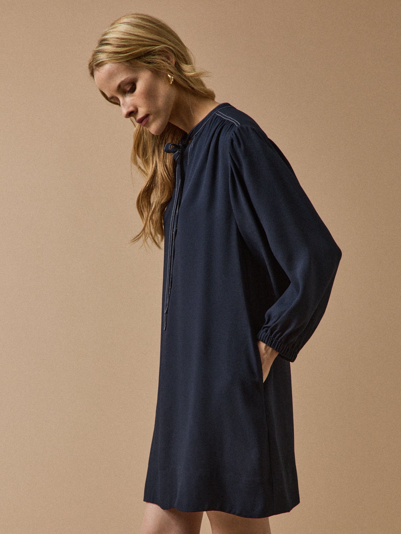 Robe housse courte crêpe uni femme - Image 2