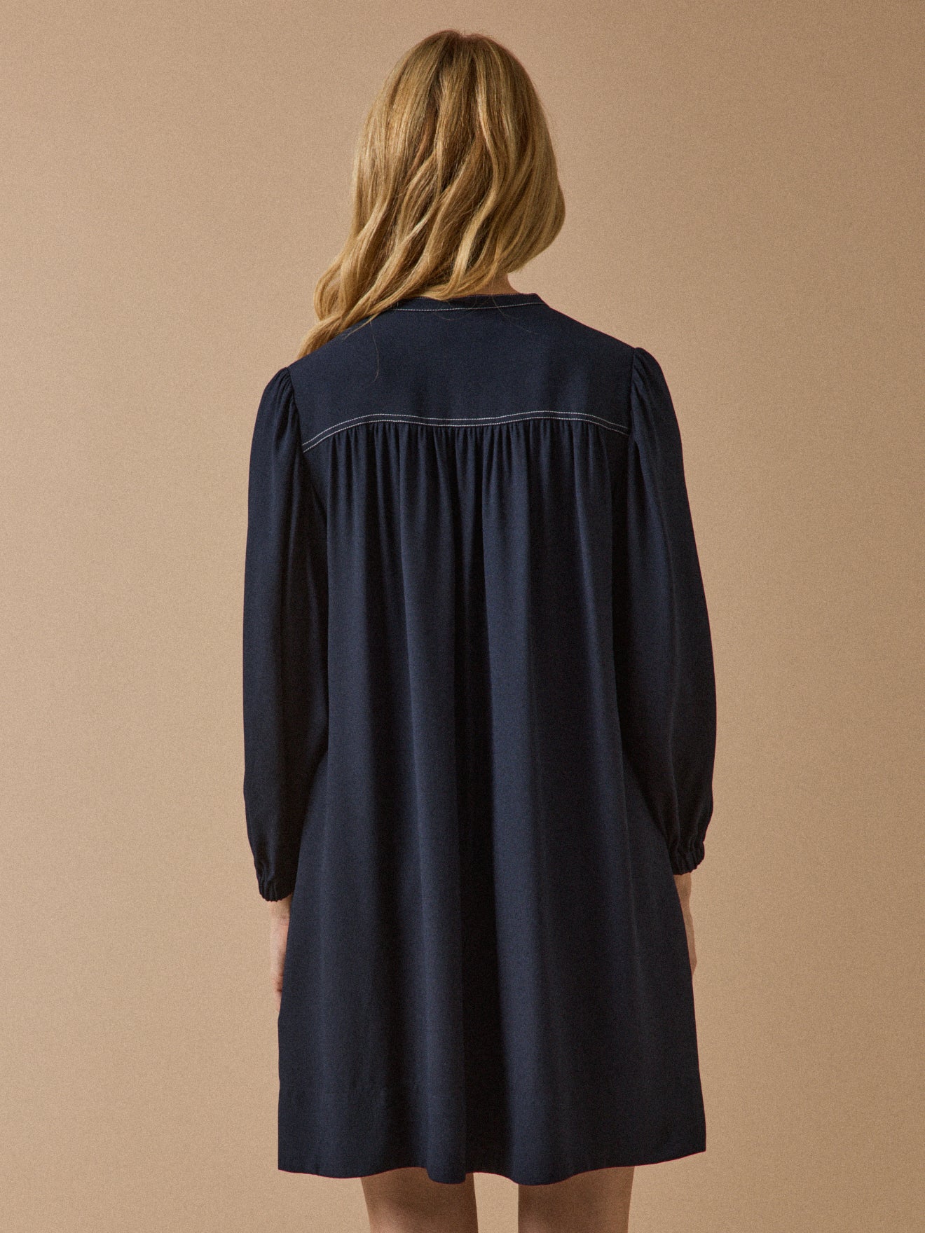 Robe housse courte crêpe uni femme - Image 3